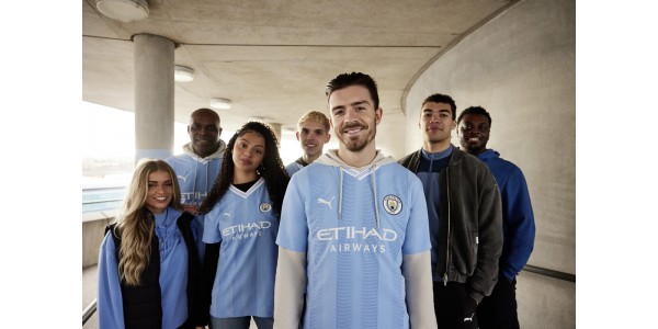 Manchester City stellt neues Saisontrikot vor